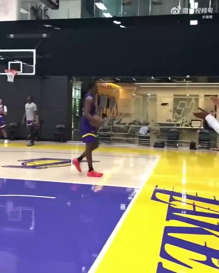 布朗尼在訓(xùn)練中來了個(gè)戰(zhàn)斧暴扣把一旁的克內(nèi)克特給嚇得抱頭了