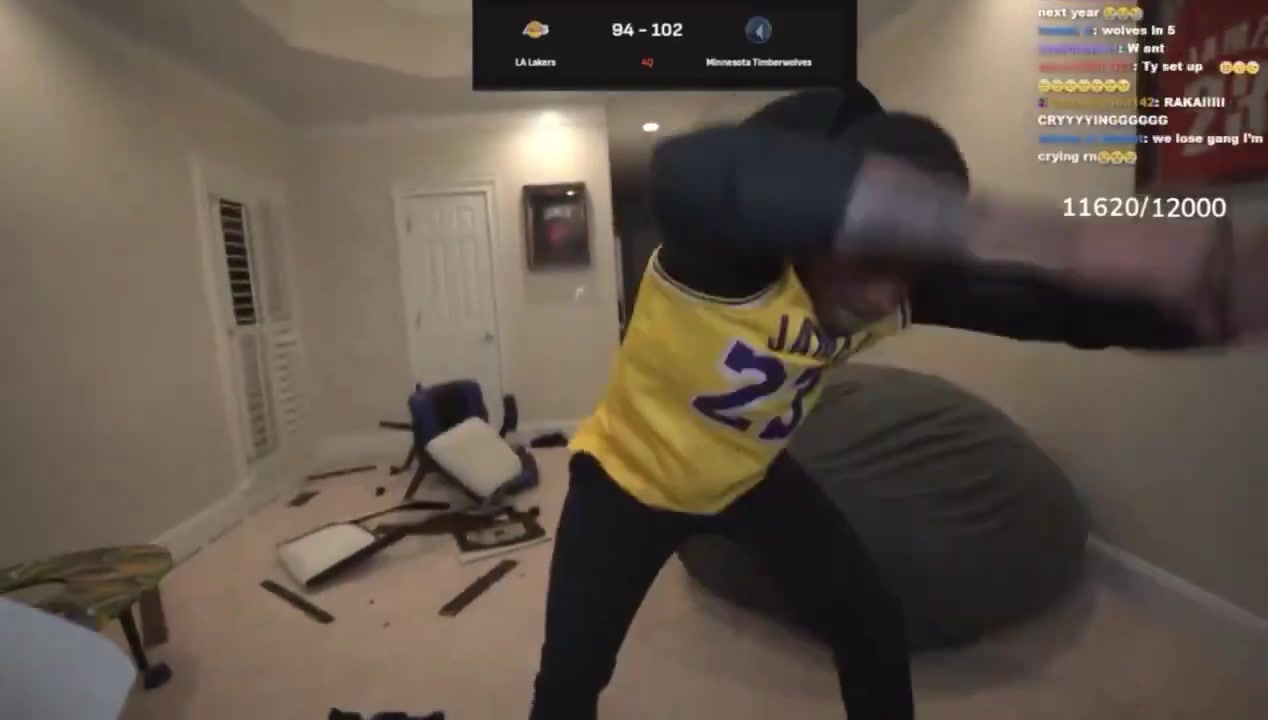 現(xiàn)在有艾頓了去年湖人出局 主播把家里砸了個(gè)稀巴爛...