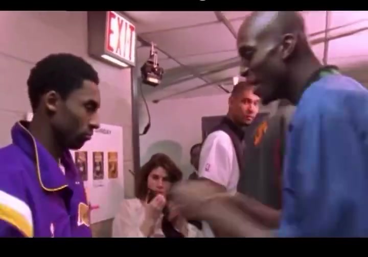 科比首次進(jìn)全明星和加內(nèi)特玩得很開心鄧肯則在一旁呆呆的