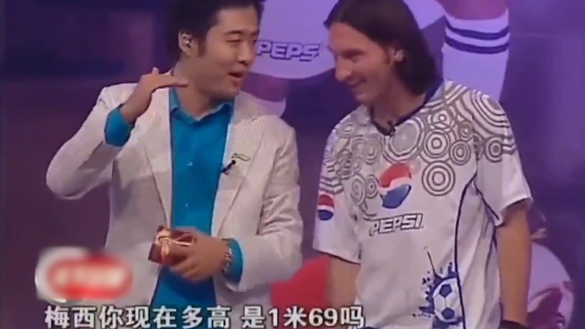 梅西當(dāng)年三次來(lái)華都被調(diào)侃身高梅西看著是真不想聊身高話題