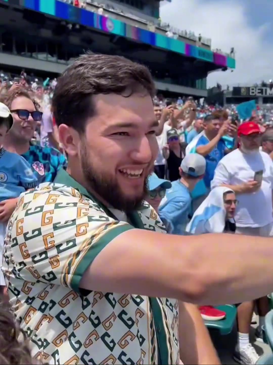 當胡桑諾夫的老朋友來看他踢球小胡羞澀的送出了自己的球衣