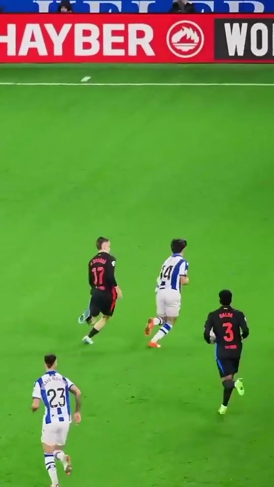 慢動作看久保健英過人試圖擺脫巴薩球員難怪國足被溜爆了