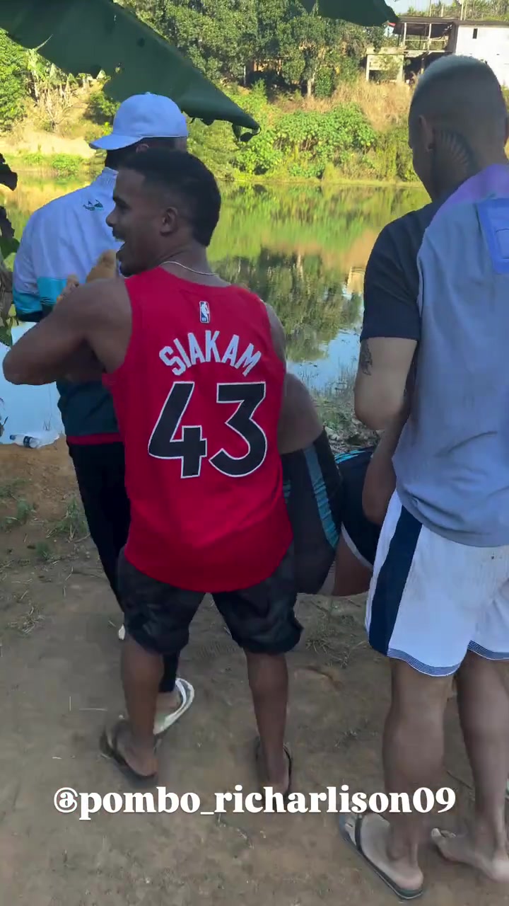 玩嗨了理查利森回老家和朋友打鬧想把對方扔水里結(jié)果自己摔了