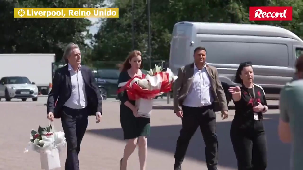 英國副首相在安菲爾德球場外獻(xiàn)花悼念若塔