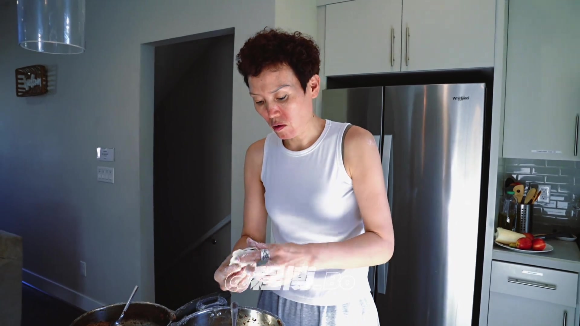 球迷調(diào)侃楊瀚森媽媽真不愛笑啊 就沒見她笑過