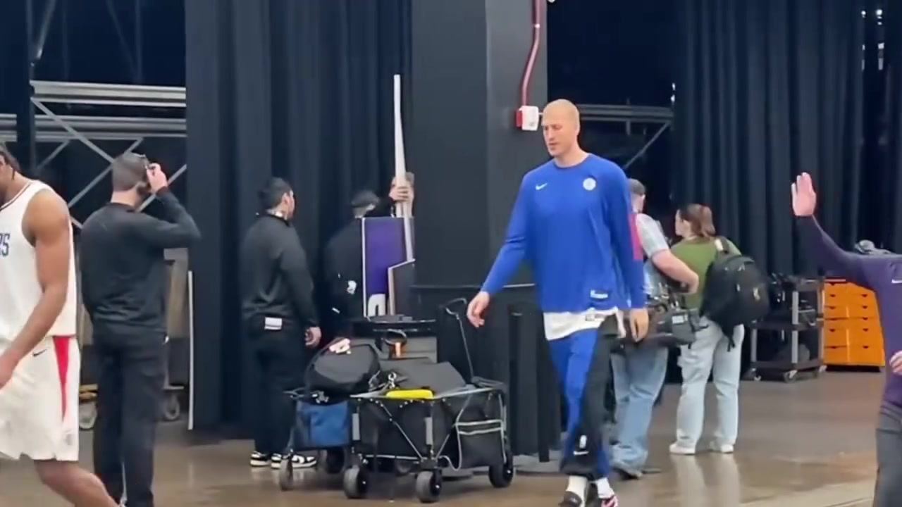 關(guān)系不錯(cuò)此前賽后哈登和比爾老婆開(kāi)心握手比爾有機(jī)會(huì)來(lái)快船嗎