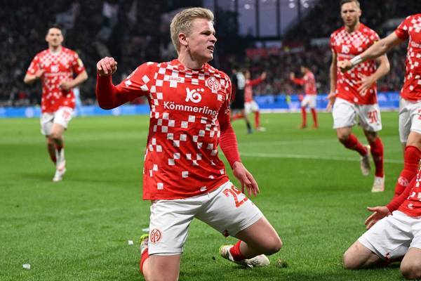 美因茨總監(jiān)談伯卡特轉(zhuǎn)會：未達成協(xié)議，隨記者寫。