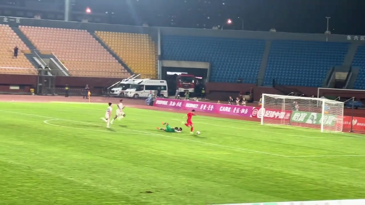 現(xiàn)場球迷視角帥惟浩過掉門將空門打飛是真可惜啊