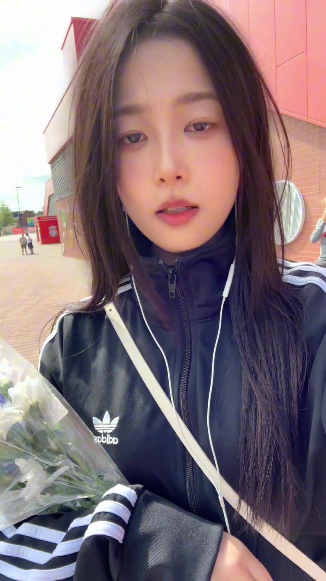 曼聯(lián)球迷宣宣雖然我們是死敵但我買(mǎi)了一束鮮花來(lái)悼念若塔