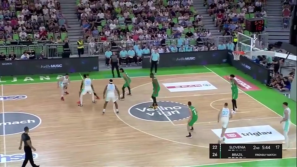 在歐文身邊學(xué)會的東契奇在國家隊居然表演起了超級大拉桿