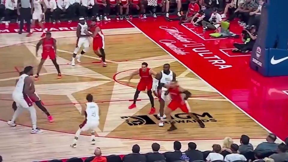 老詹我真成追夢(mèng)了詹姆斯給庫里強(qiáng)力掩護(hù)庫里輕松三分命中