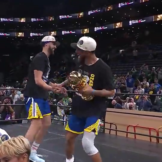 22年庫(kù)里拿下FMVP克萊對(duì)其大喊我們要做的就是投進(jìn)三分然后拿冠軍