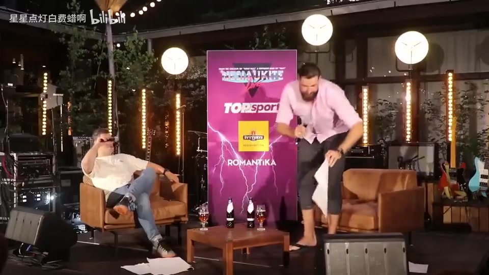 名場面瓦蘭節(jié)目上玩游戲抽到詹姆斯做出了哭鼻子和假摔的動作