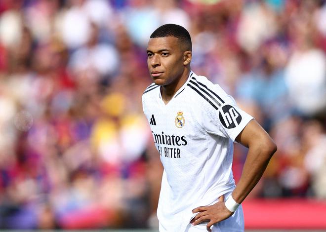 皇馬對巴黎，五勝三平四負，稍占優(yōu)勢，共進16球。