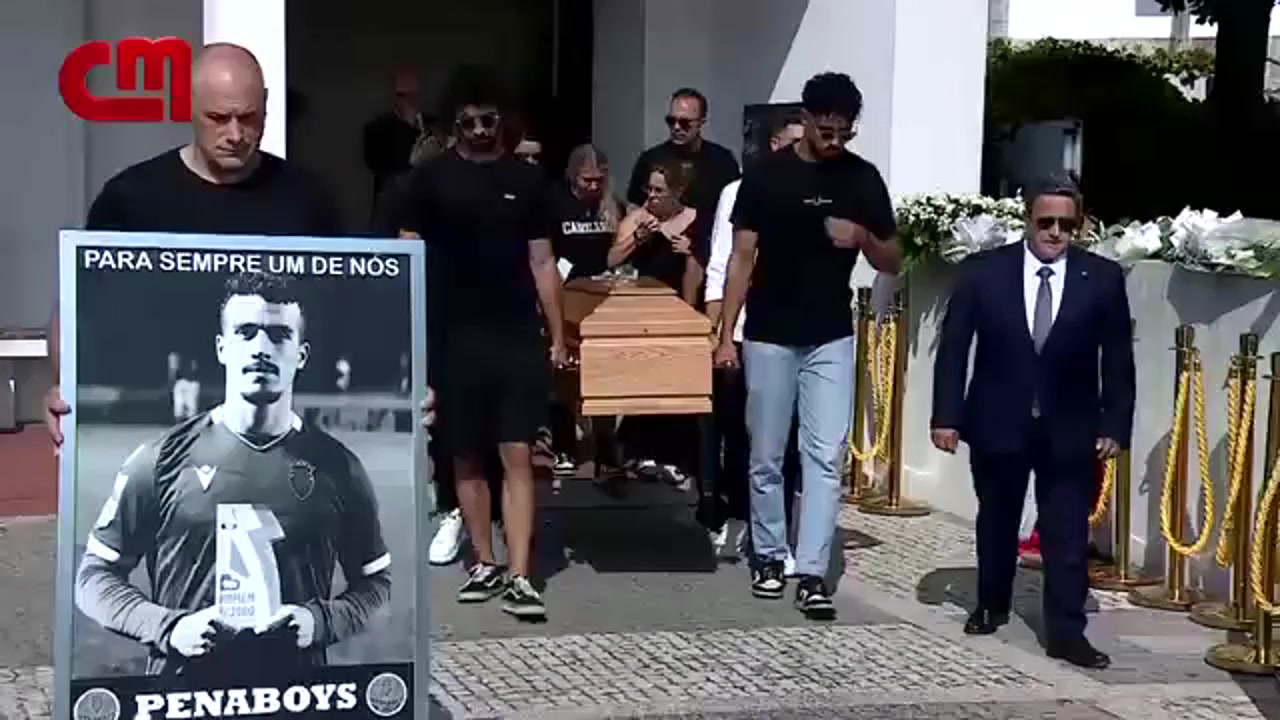 悲痛萬(wàn)分參加葬禮的隊(duì)伍中人人淚流滿(mǎn)面