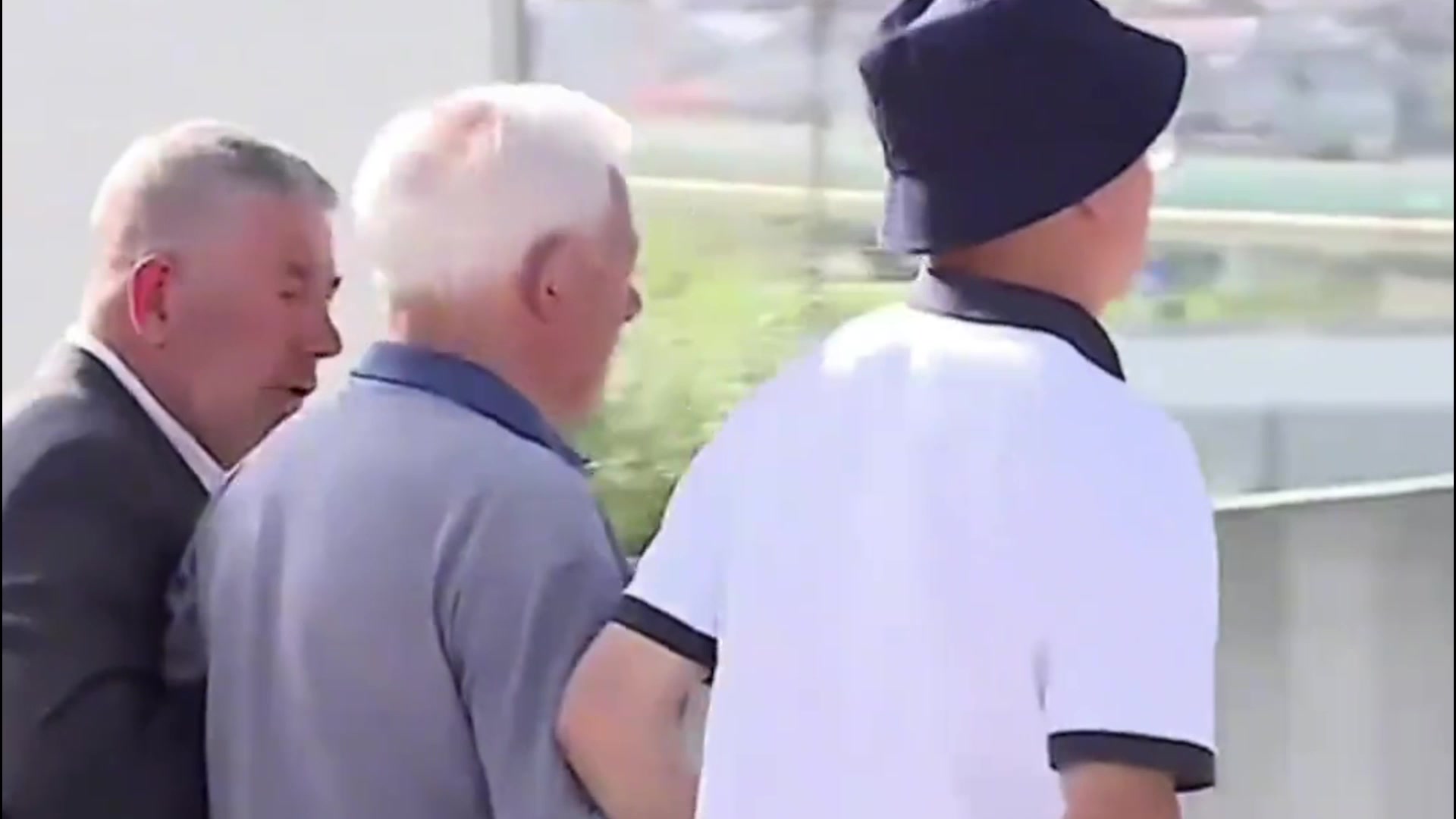 白發(fā)人送黑發(fā)人若塔祖父在守靈儀式上眼眶通紅