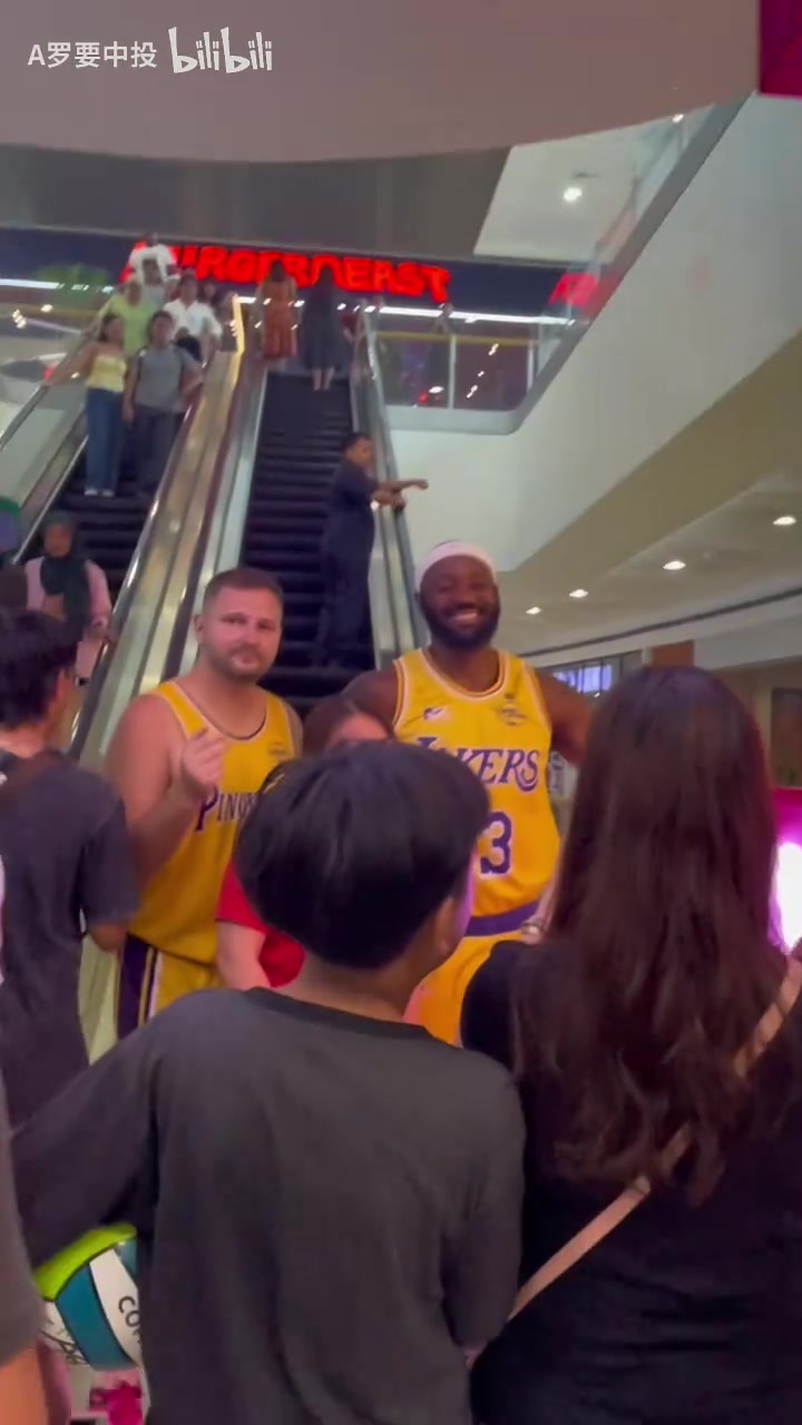 路人們爭相合影商場的冒牌詹姆斯和東契奇這球衣是認(rèn)真的嗎