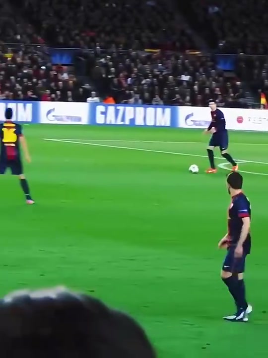 國王名場面諾坎普突然響起了歡呼聲原來是梅西開始熱身了