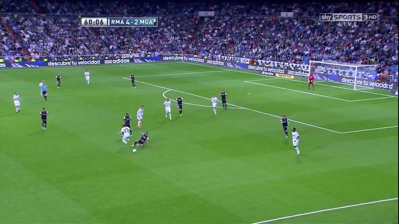 花足招式啊見過球員坐在地上傳球嗎C羅就做到了