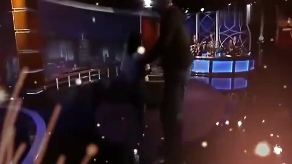 簡直不可思議啊2米16的奧胖此前被一嬌小妹紙輕松背起