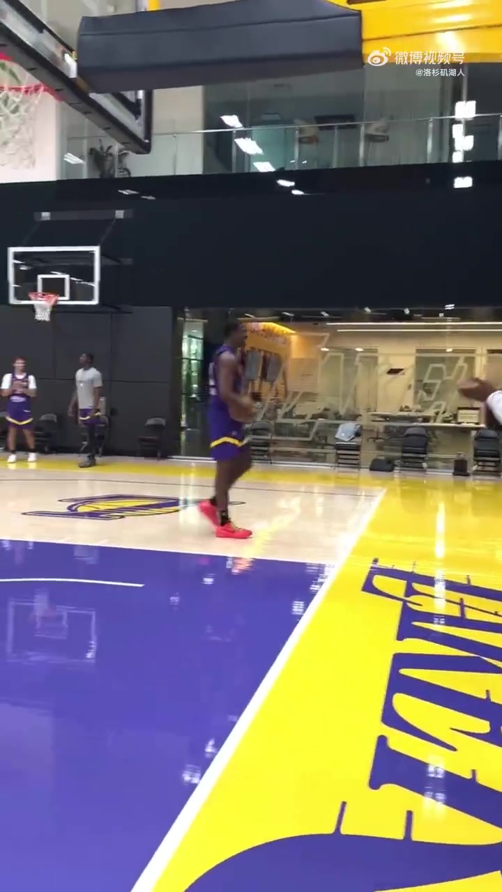 虎父無(wú)犬子布朗尼訓(xùn)練秀滑翔劈扣克內(nèi)克特都驚呆了