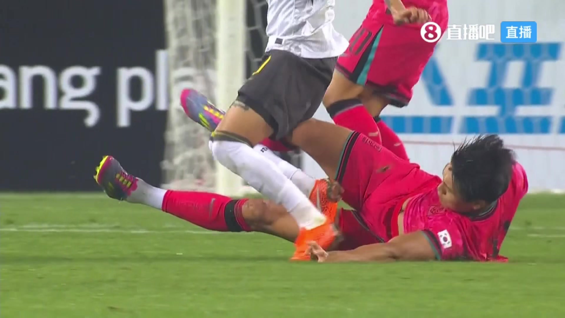 楊晨看看韓國球員防守態(tài)度我們隊員今兒穿的白的褲衩臟沒臟