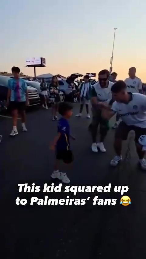 遭帕爾梅拉斯球迷挑釁一位切爾西小球迷與前者頂牛