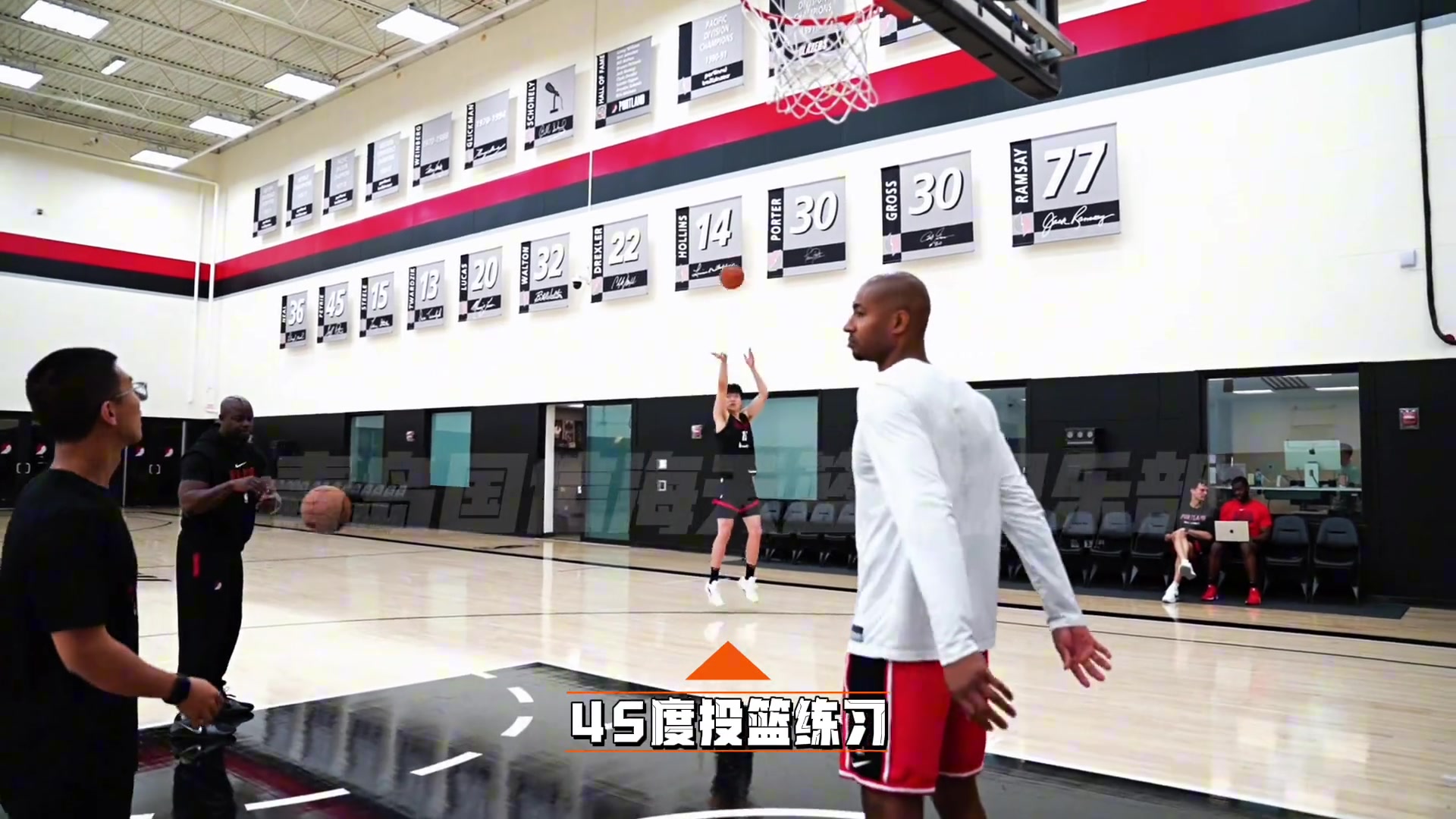 重視楊瀚森賽后加練 比盧普斯路過親自指導跑位?