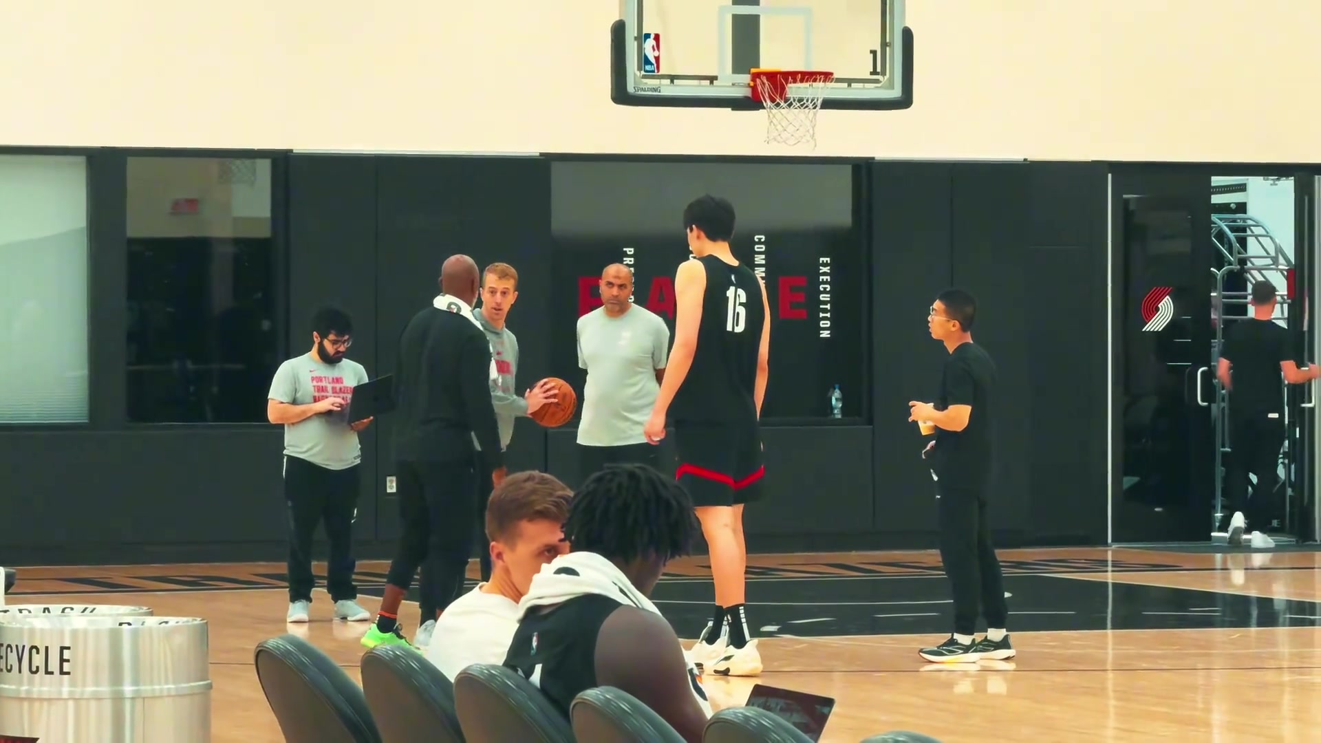 第一次吃上主教練的小灶比盧普斯親自講解戰(zhàn)術教楊瀚森跑位