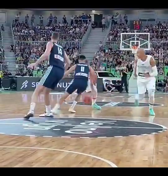 殺人誅心東契奇將希臘球員撞倒后停下看了一眼才選擇出手