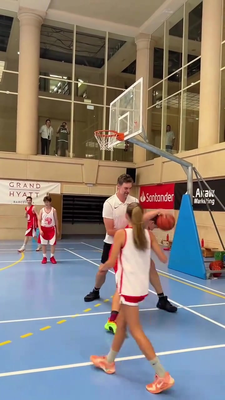 湖人名宿保羅-加索爾參加夏令營與小球迷互動