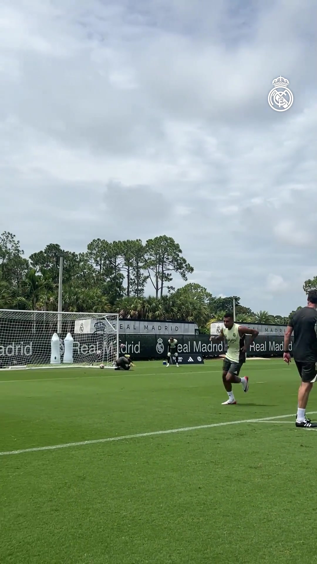 對陣巴黎證明自己姆總訓練展示射門技術(shù)