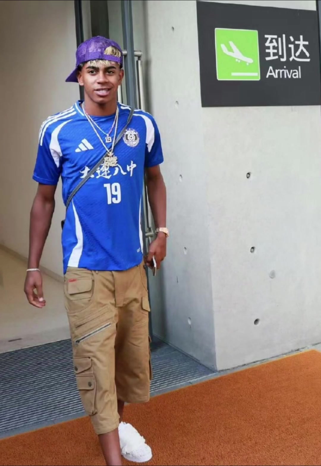 亞馬爾已抵達(dá)上海身穿大連八中衣服亮了
