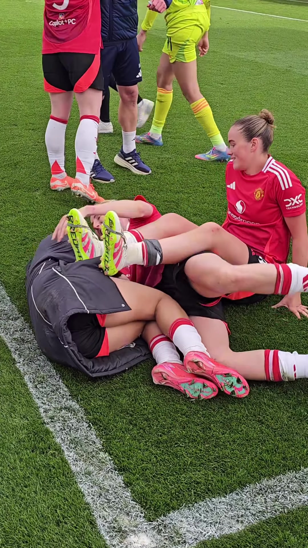 這么刺激曼聯(lián)女足玩起了疊疊樂能不能帶我一起玩呀