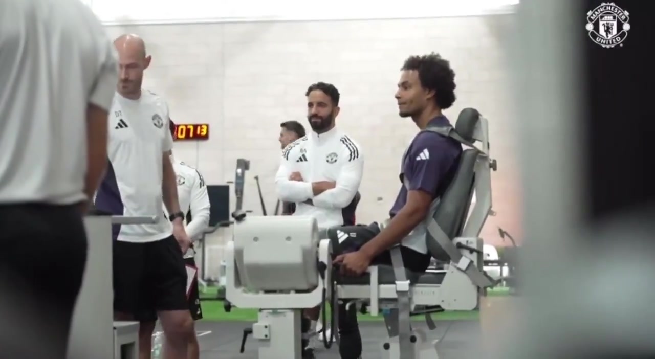 訓(xùn)練第一天曼聯(lián)球員主要進行體能測試大家的精神還是很飽滿