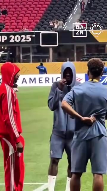 三個技術(shù)流拜仁巴黎賽前奧利塞登貝萊和杜埃一起聊天