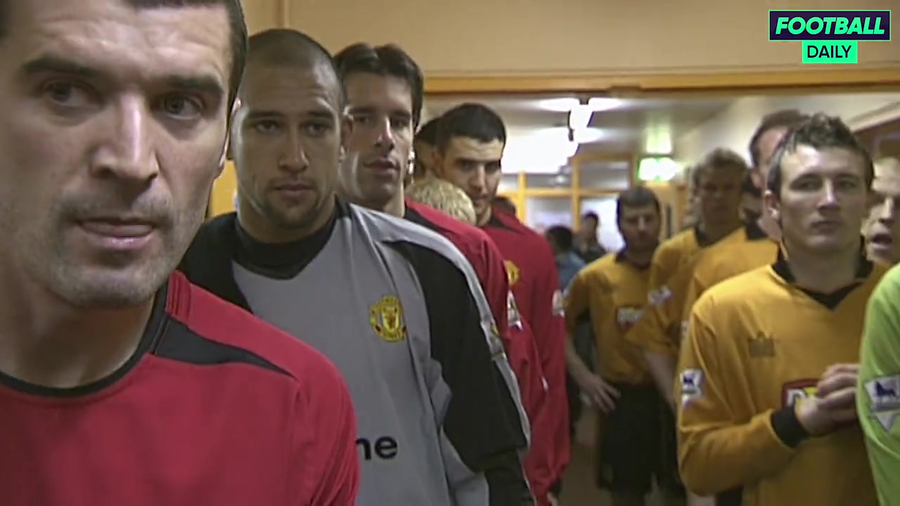 不愧是隊長看著基恩走出球員通道曼聯(lián)眾將也跟隨走了出去