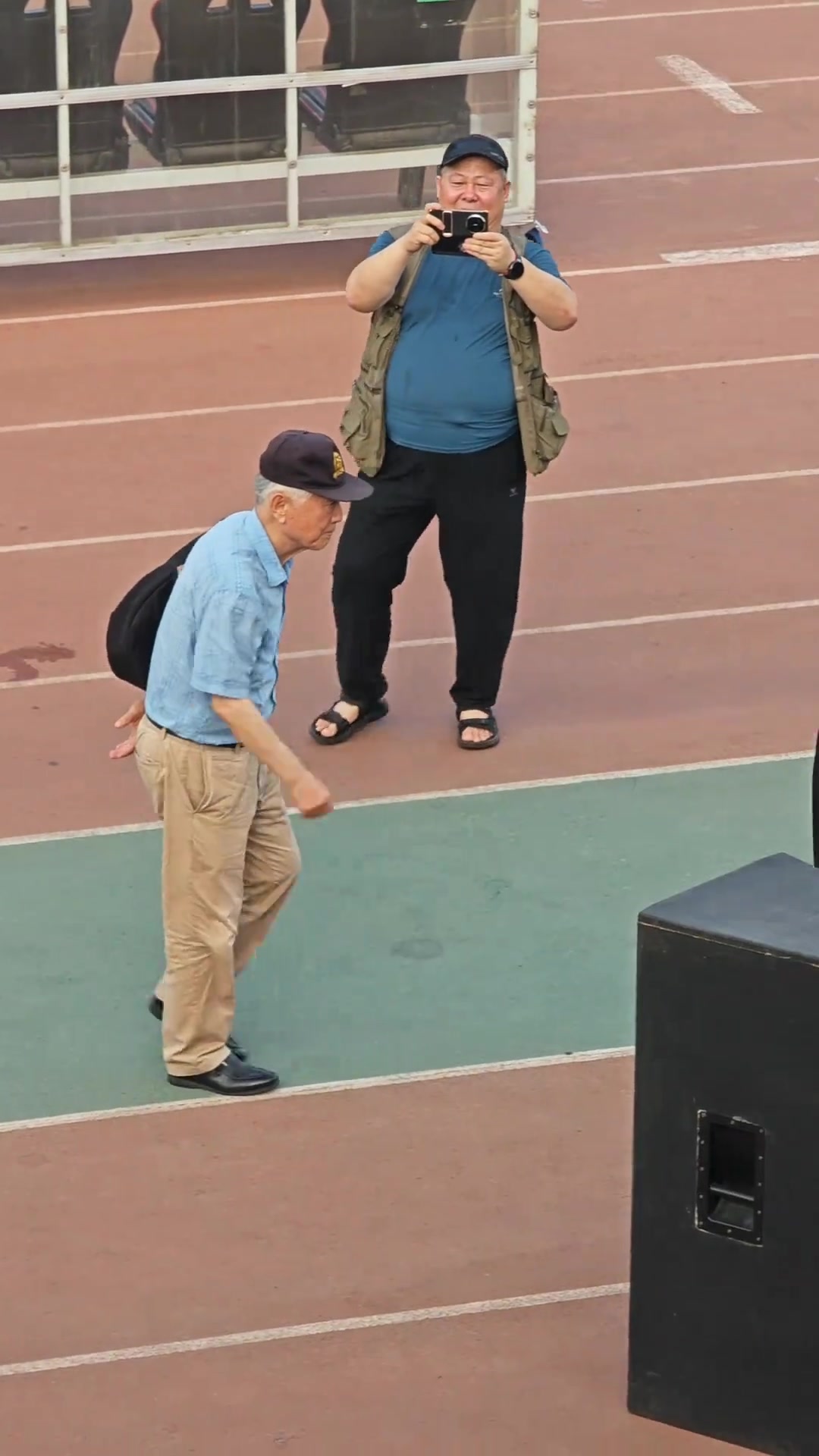 祝您健康長壽實拍北京球迷為北京足球教父送上掌聲