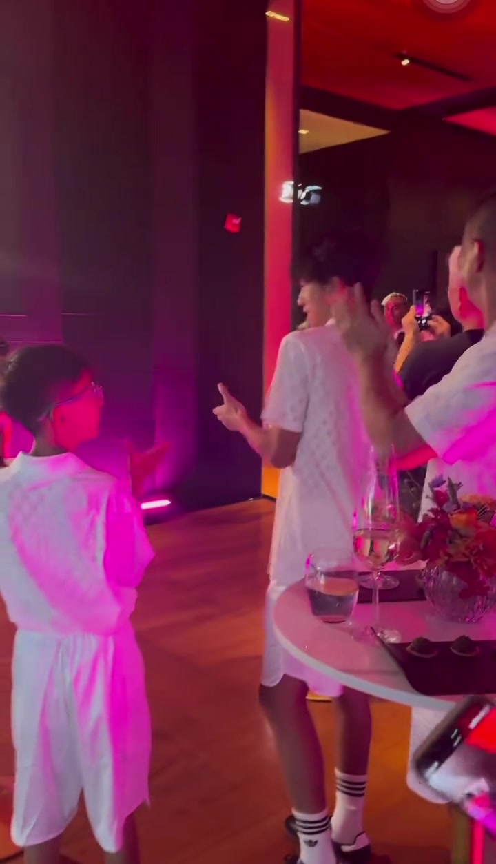 亞馬爾中國(guó)行來(lái)啦18歲的小孩哥這大高個(gè)真讓人羨慕