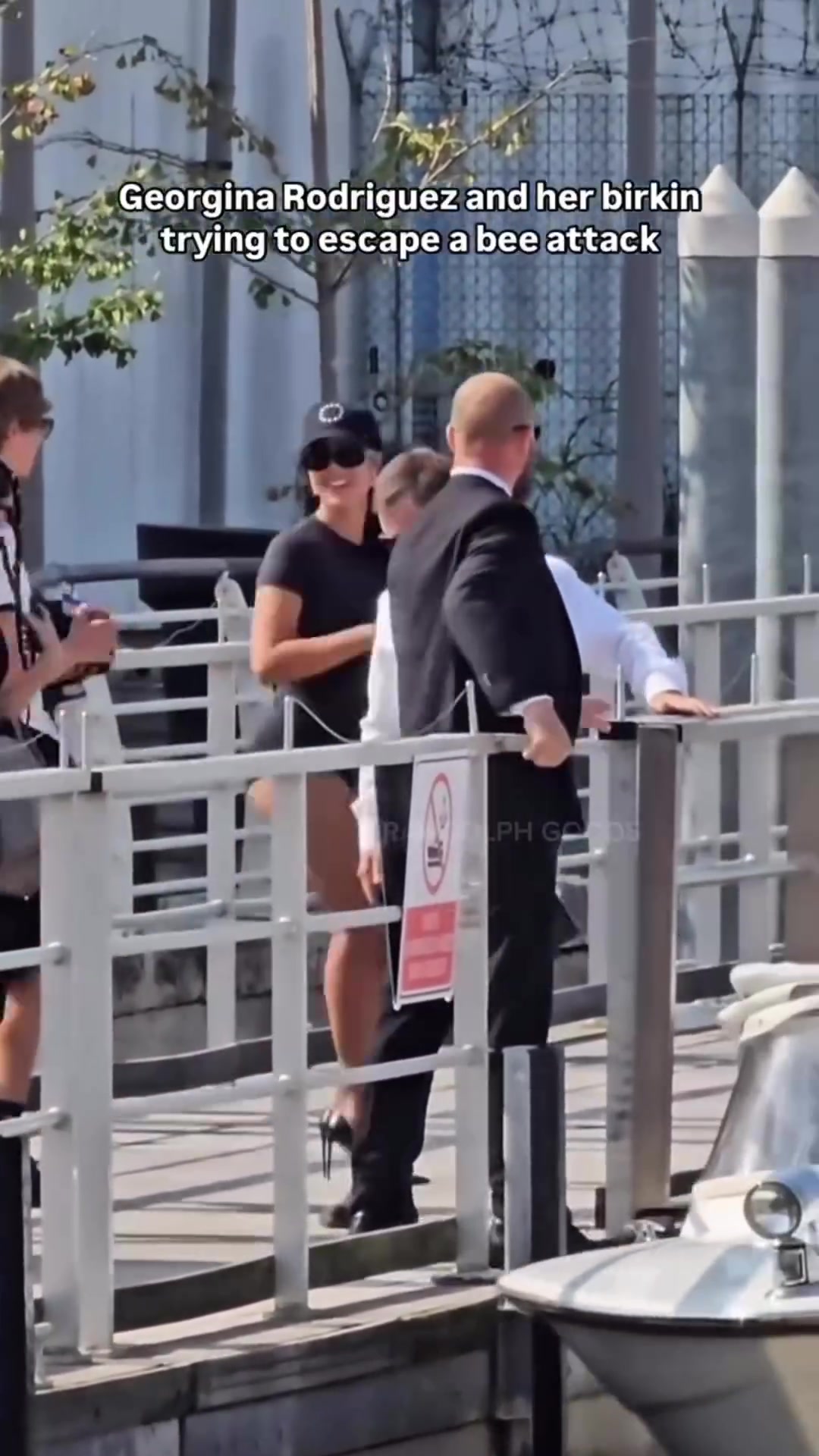 太嚇人了喬治娜登游艇時遭蜜蜂偷襲