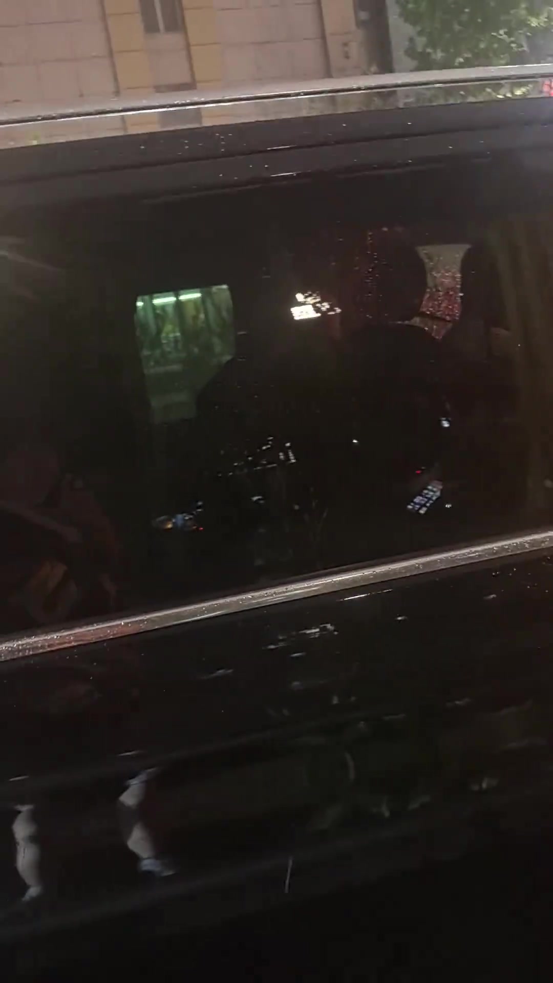 小小年紀(jì)已是很多中國(guó)孩子的偶像亞馬爾球迷偶遇乘車(chē)的亞馬爾