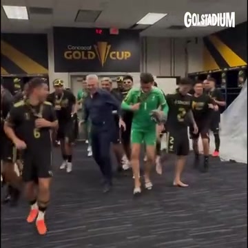 夏天的大贏家阿吉雷帶領墨西哥贏得金杯賽后跳舞