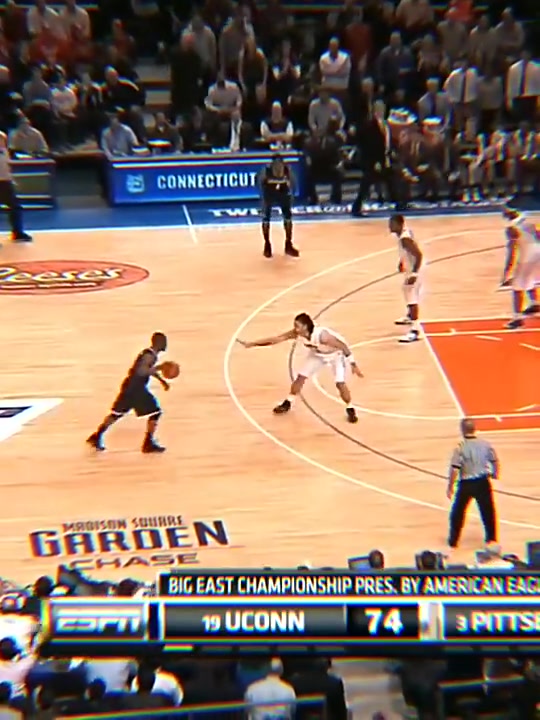 名場面肯巴-沃克NCAA超級后撤步晃倒對手命中絕殺