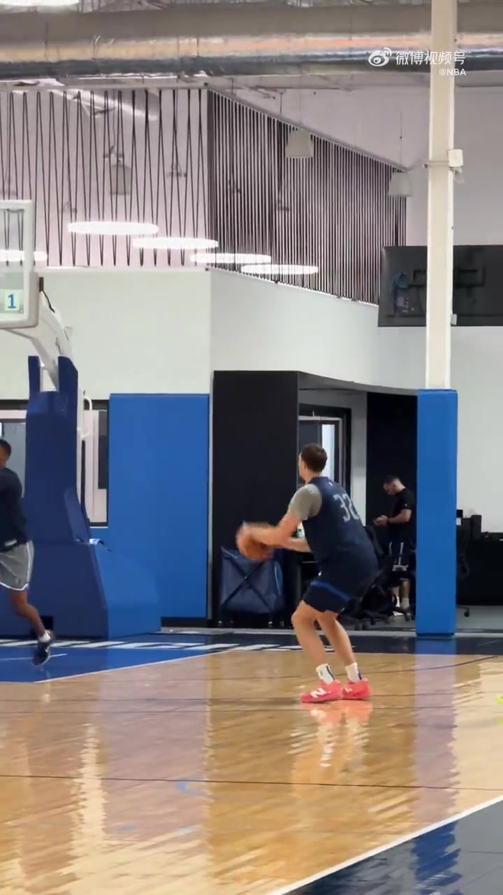 明天將戰(zhàn)布朗尼狀元弗拉格訓(xùn)練投籃揮汗如雨這出手動(dòng)作如何