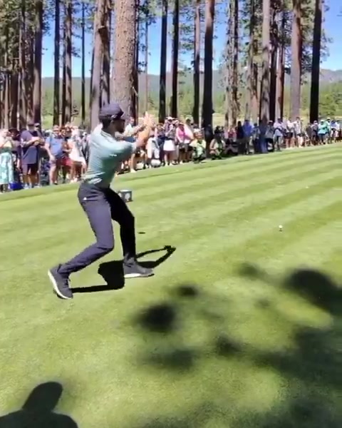 庫里擊球后模仿詹姆斯的跟隨動(dòng)作我們歡迎他來打高爾夫