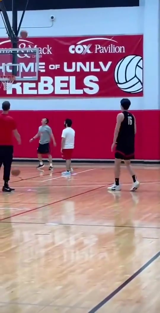 斯普利特陪同訓練楊瀚森現(xiàn)身賭城開練 定點三分12投11中