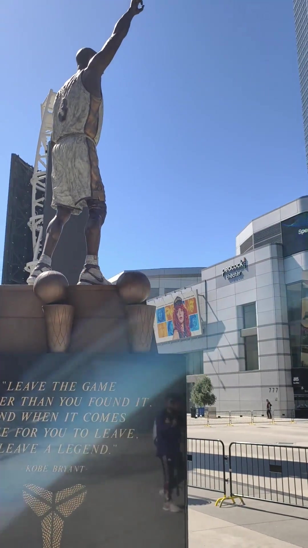 360度環(huán)繞一圈科比布萊恩特的雕像位于洛杉磯湖人隊(duì)主場(chǎng)加密中心