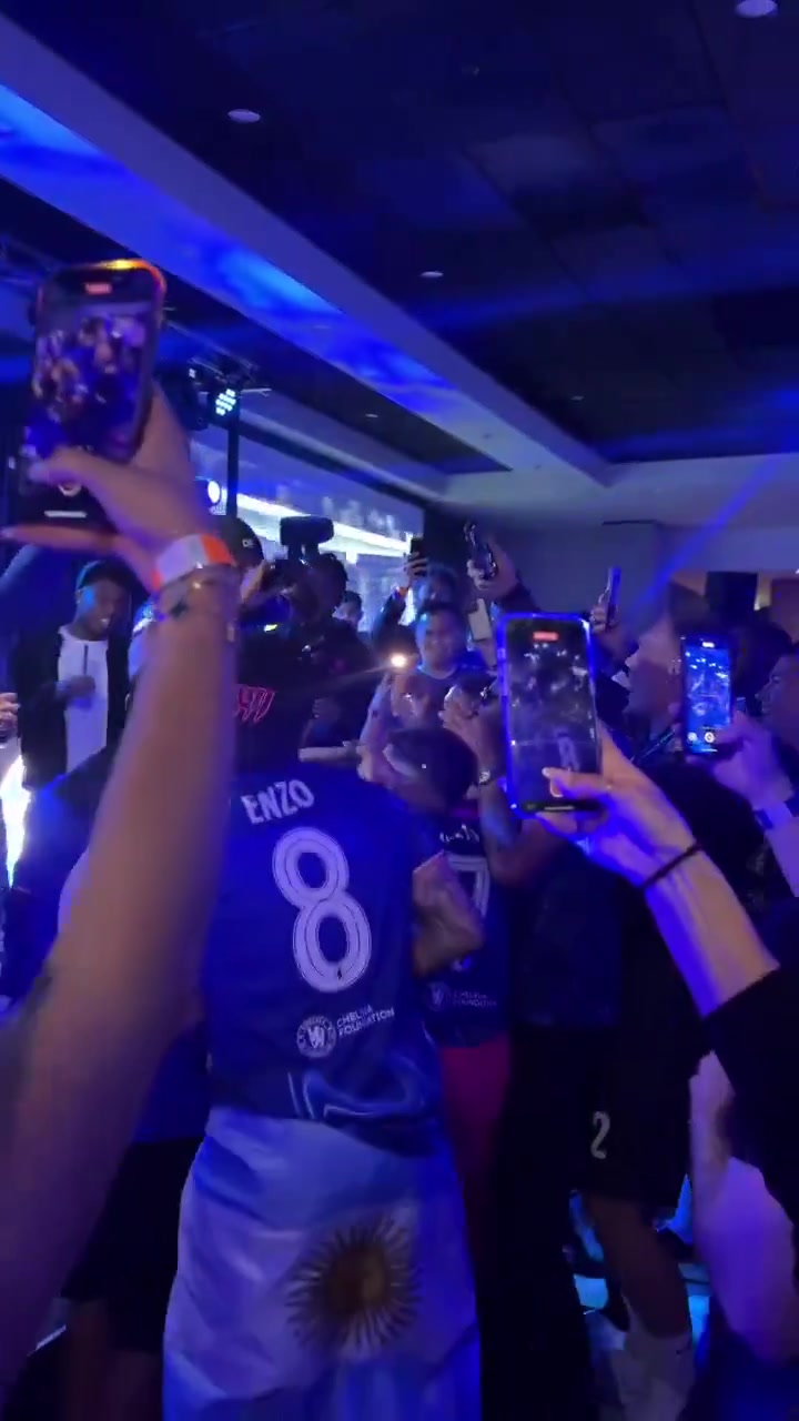 氣氛組組長兼Rapper切爾西奪歐協(xié)聯(lián)慶祝派對馬杜埃凱激情獻唱