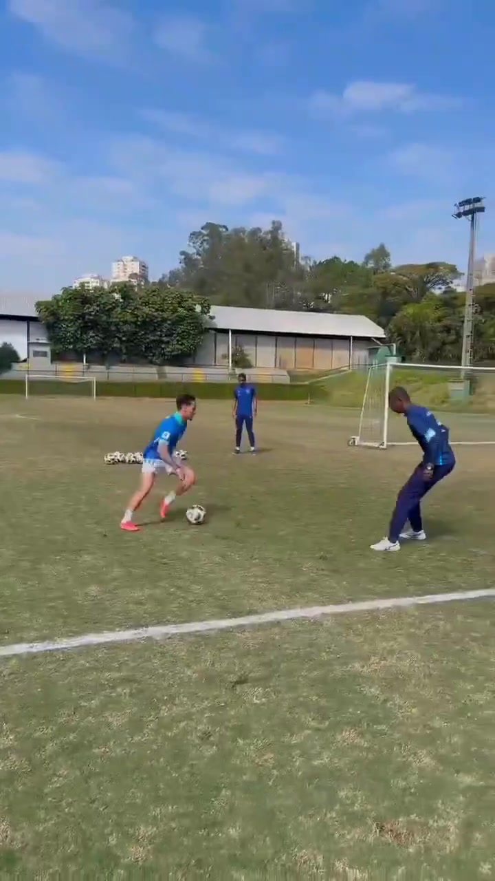 安東尼更新社媒自己留在巴西進行訓(xùn)練