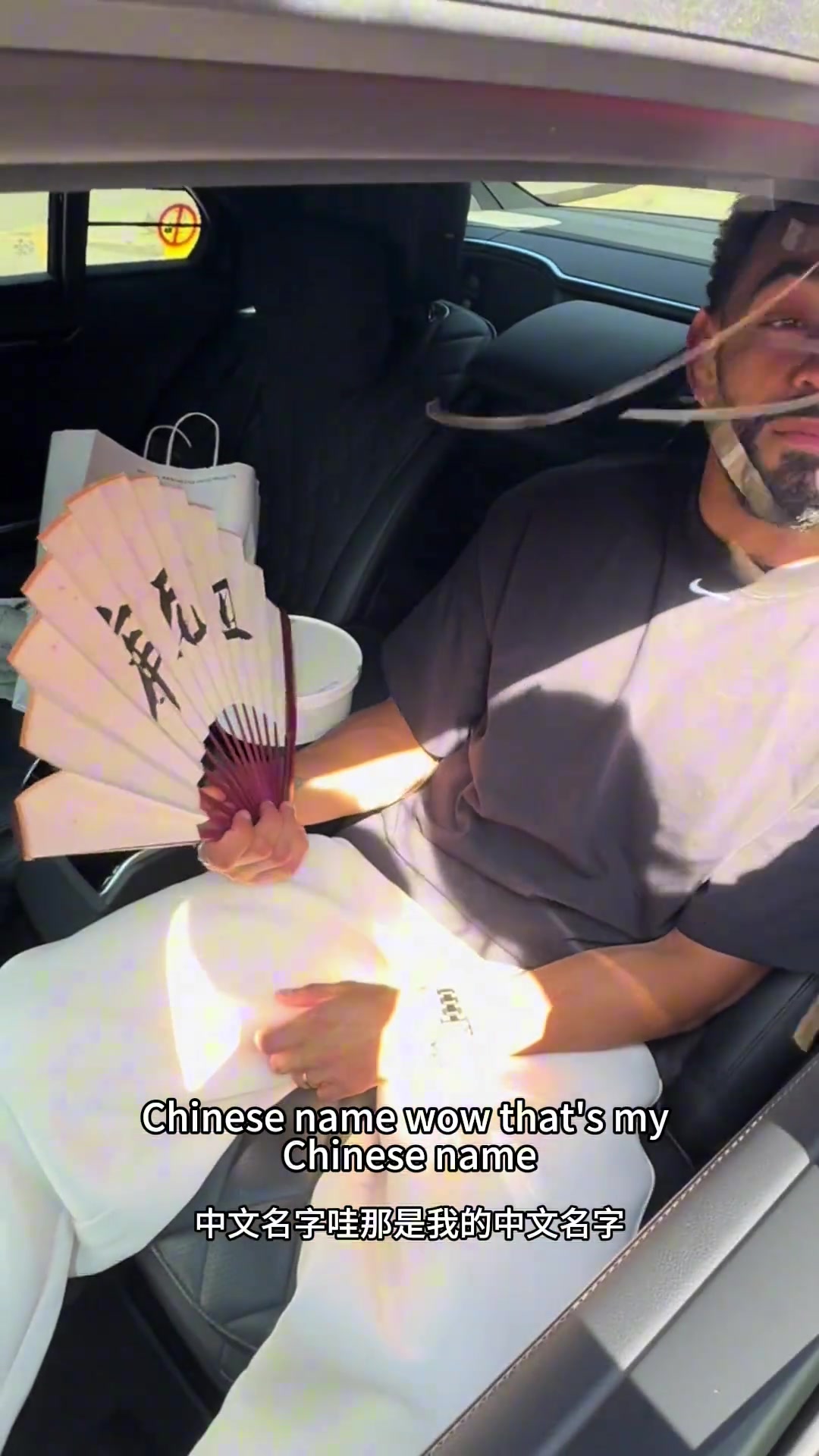 小姐姐庫(kù)尼亞很喜歡來(lái)自中國(guó)的扇子